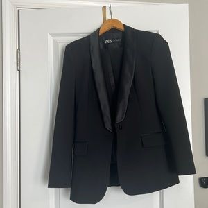 A complete set (s)size Zara Tuxedo-Female. only used for a photo shoot
